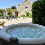 Maison Dix Bed & Breakfast 4*