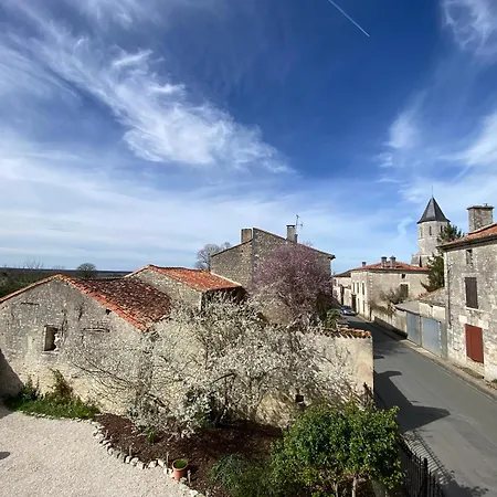 Maison Dix Bed & Breakfast 4*